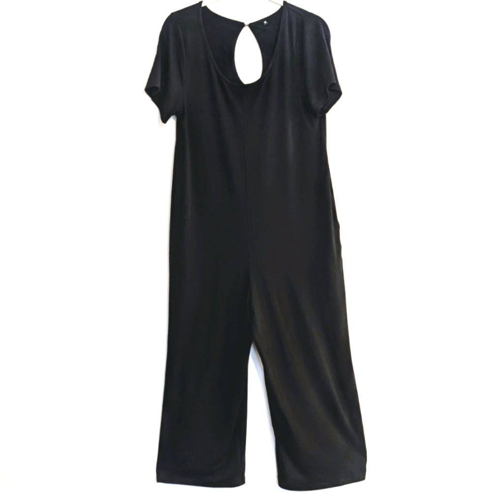 Unbranded Black Jumpsuit with Keyhole Back – Size Medium